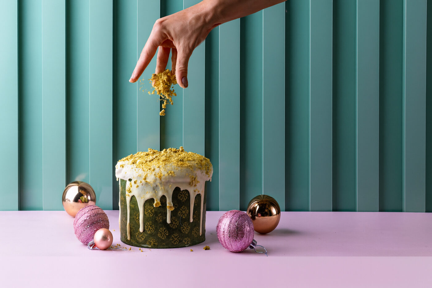 20251210 1510 Decoracao de Bolo Festivo remix 01kc4q58q0e53r2cvgnncsk3m4 Easy Resize.com | Cestas de Presentes no Espirito Santo